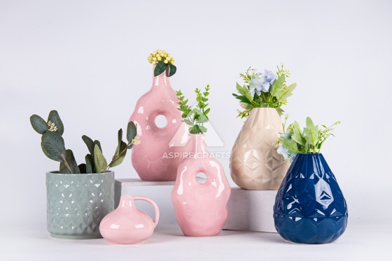 Floral Ceramic Vase: Simple Elegance