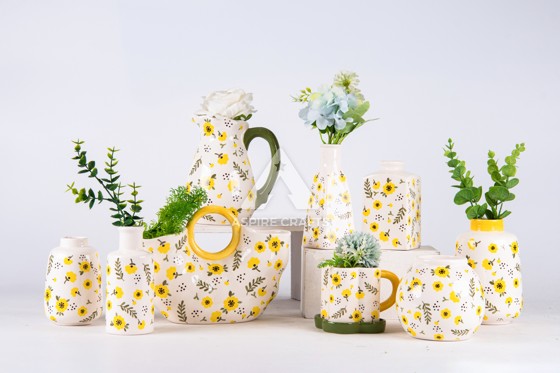 Flowered Vases: Ceramic Home Decor